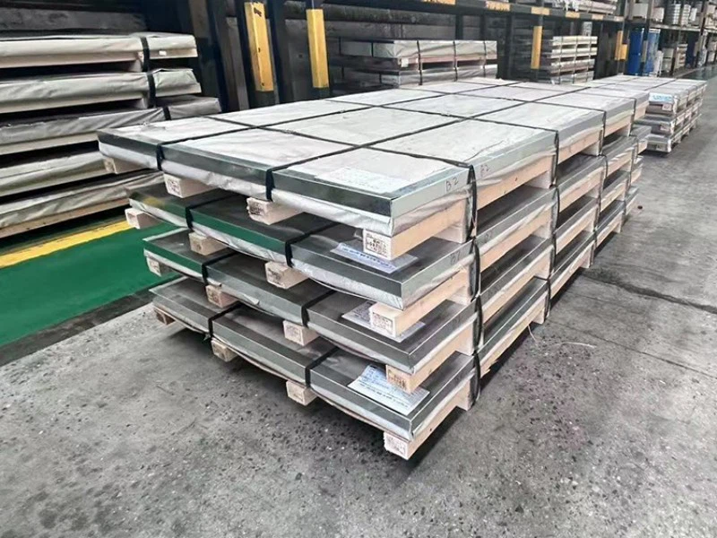 Wooden pallet + steel strap bundling Wooden pallet + steel strap bundling