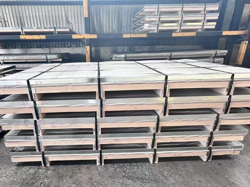 Wooden pallet + steel strap bundling Wooden pallet + steel strap bundling
